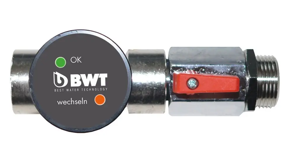 Gerät mit metallischem Gehäuse und farbigem Anzeigeelement. Zeigt den Status "OK" und "wechslen" an. Teil der BWT Produktlinie zur Wassertechnologie.